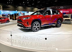 Toyota mang RAV4 Prime PHEV 2021 tới Chicago, cấm chạm vào xe