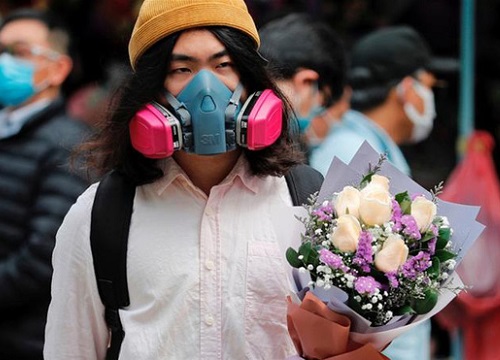 Valentine giữa dịch virus corona: Hàng triệu cặp đôi bật chế độ 'yêu xa', chùm hoa khẩu trang trở thành món quà 'trendy' hàng đầu