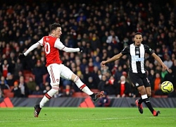 Arsenal thi triển tiki-taka khó tin ở bàn thắng của Ozil