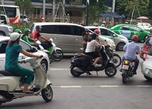 CLP: Dừng xe, bấm điện thoại giữa đường, cô gái bị ô tô "cà khịa" đến xấu hổ