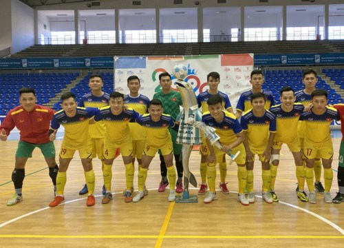 ĐT futsal Việt Nam đánh tennis trước đội bóng của Tây Ban Nha