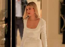 Hailey Bieber khoe chân thon nuột nà