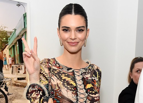 Kendall Jenner mặc váy họa tiết bó sát, rạng rỡ dự triển lãm ở London