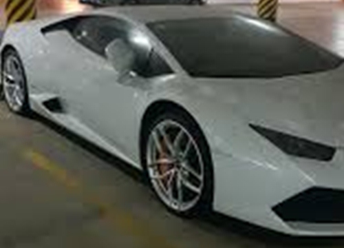 Xót xa hình ảnh Lamborghini Huracan chính hãng phủ bụi, chủ xe 'bỏ bê' tới xẹp hết lốp sau