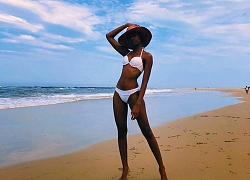 Mặc bikini trắng, Miss Universe 2019 như ngọc đen đẹp sững sờ, fan choáng váng với body