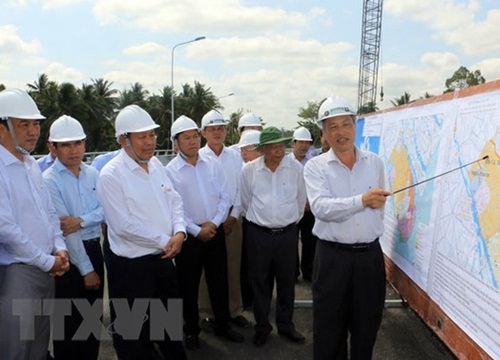 Phó Thủ tướng Thường trực Trương Hòa Bình kiểm tra công tác phòng chống hạn mặn ở Vĩnh Long