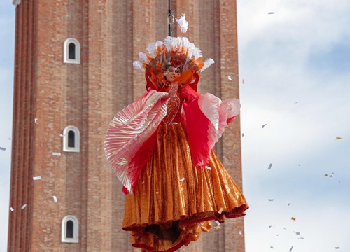 "Thiên sứ bay" lộng lẫy mở màn lễ hội Carnival Venice ở Italy