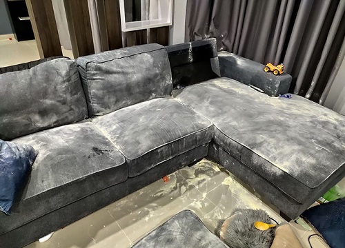 Trốn 2 con vào phòng chơi điện thoại, 10 phút sau, ông bố tá hỏa khi phát hiện ra bộ sofa nhà mình đổi màu