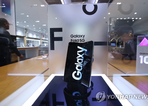 Vì sao đã dùng kính nhưng màn hình của Galaxy Z Flip vẫn dễ xước như Galaxy Fold?