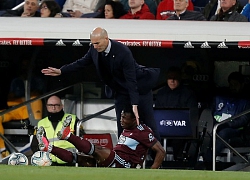 Zidane bị cầu thủ Celta Vigo làm ngã ở đường biên