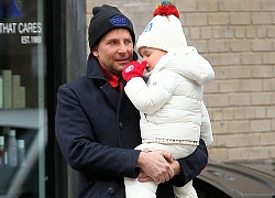 Bradley Cooper trông con khi Irina đi diễn