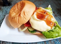 Bữa sáng làm burger kẹp thịt viên phô mai ngon lành