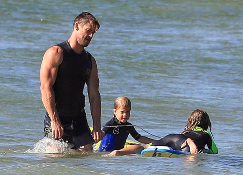 Chris Hemsworth dạy ba con lướt sóng