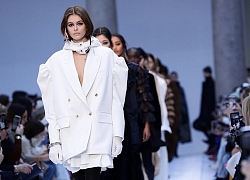 Con gái siêu mẫu của Cindy Crawford và Bella Hadid ngực trần catwalk