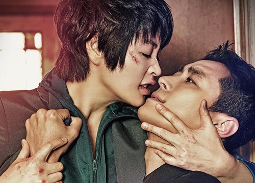 Cứ ngỡ gặp chân ái, Joo Ji Hoon bị "máy bay bà già" Kim Hye Soo lừa tình ngay tập 1 của "Hyena"