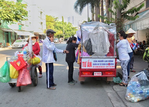 Cụ ông 80 tuổi chạy hơn 50km mỗi ngày để bán quần áo giá 0 đồng