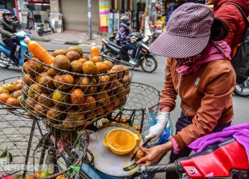 "Hốt bạc" nhờ vắt nước cam trên phố Hà Nội thời dịch Covid-19