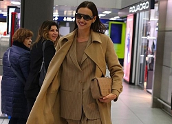 Irina Shayk tái xuất xinh đẹp ở sân bay sau ồn ào thân mật bên trai lạ