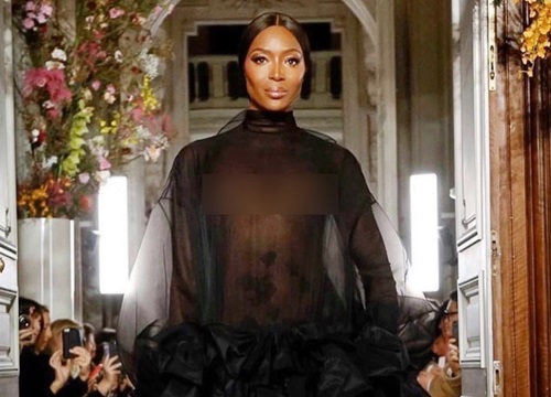 Naomi Campbell vẫn diện váy xuyên thấu, chụp ảnh khỏa thân ở tuổi 50