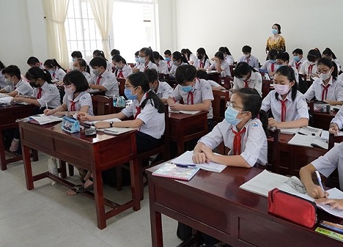 Phê bình giáo viên và hiệu trưởng vì tấm ảnh 'học sinh đeo khẩu trang bằng giấy'