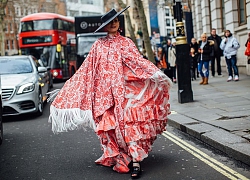 Váy hoa, đầm nhún tưng bừng, sống động trên đường phố London