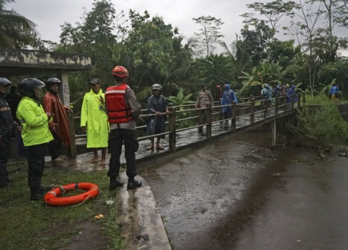 Hơn 250 học sinh Indonesia bị lũ quét cuốn trôi khi đang cắm trại ven sông, ít nhất 8 em thiệt mạng