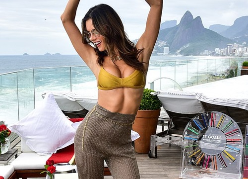 Mê mẩn ngắm đường cong tuyệt mỹ của Alessandra Ambrosio