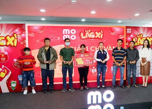 MoMo trao giải thưởng trò Lắc Xì 2020