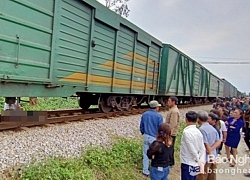 Nghệ An: Xe tải chở đất băng qua đường sắt bị tàu hỏa đâm, tài xế tử vong tại chỗ