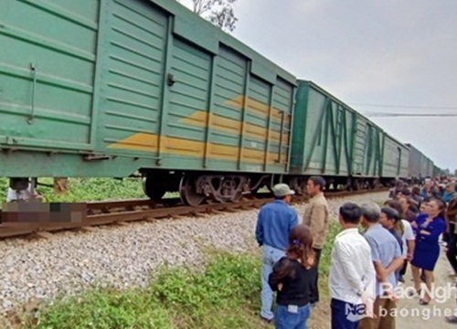 Nghệ An: Xe tải chở đất băng qua đường sắt bị tàu hỏa đâm, tài xế tử vong tại chỗ