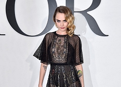 Cara Delevingne bất ngờ diện đầm "bánh bèo", nổi bật tại show diễn của Dior