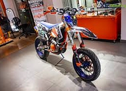 Cực hiếm tại Việt Nam, "cào cào" KTM 450 EXC-F vẫn bị dân chơi Hà Nội độ thành supermoto "chạy láo"