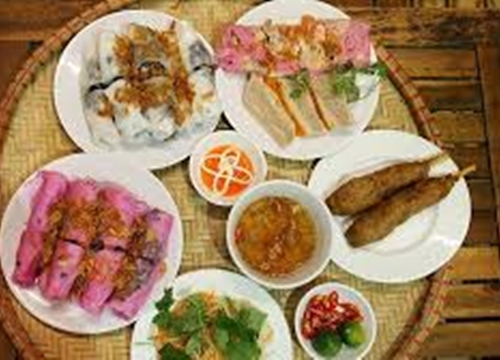 Độc đáo bánh cuốn Thanh Trì làm từ thanh long ruột đỏ