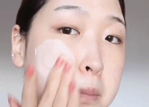 Mỗi chuyện bôi sản phẩm skincare thôi mà chị em có thể mắc 4 lỗi khiến da đã kém đẹp lại càng xấu phát hờn