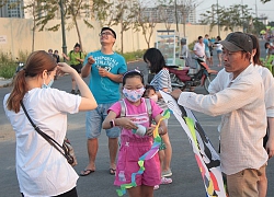 'Ra khỏi nhà đi thả diều, quên đem khẩu trang là thằng bé nhắc liền'