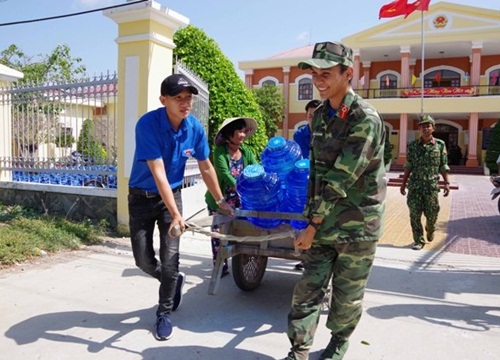 Tặng nước sạch cho gần 1000 hộ dân vùng hạn mặn