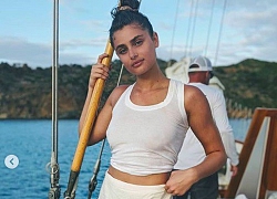 'Thiên thần nội y' Taylor Hill 'thả rông' vòng 1 với áo ba lỗ bó sát