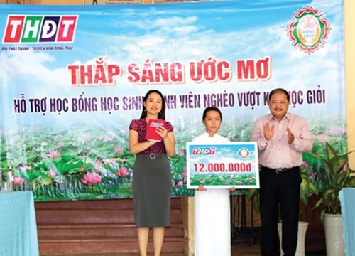 Trao học bổng "Thắp sáng ước mơ" giúp học sinh vượt khó học tập tại xã Phương Trà, huyện Cao Lãnh