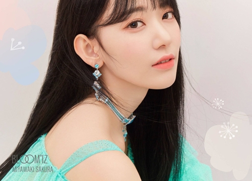 Trùng hợp hài hước khi IZ*ONE chiến thắng: "Nữ thần" Sakura như "nhà phân phối" mic, 2 lần bỗng nhiên trở thành... trợ lý bất đắc dĩ