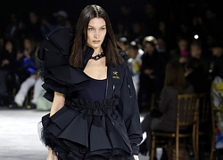 Bella Hadid mặc váy ren hở bạo trên sàn catwalk