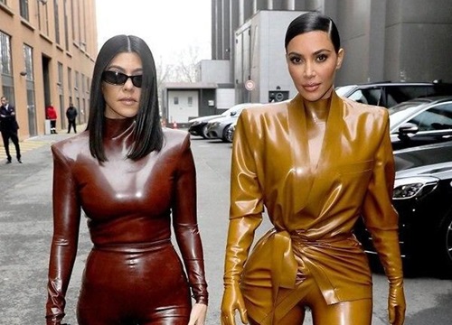 Chị em Kim Kardashian diện đồ latex bóng loáng ôm sát đường cong đẫy đà gây hoa mắt