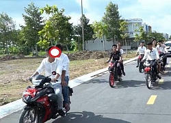 Clip: Hàng chục thanh niên chạy xe máy dàn hàng ngang, "cà khịa" các phương tiện trên QL1A