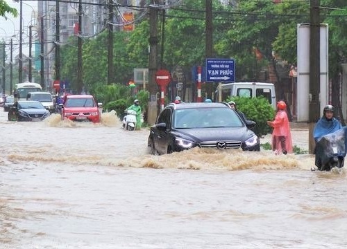 Dân mạng than trời: Hà Nội chìm trong biển nước vì mưa trái mùa