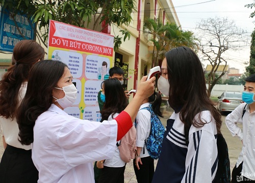 Đi học sau kỳ nghỉ dài, học sinh Nghệ An được đo thân nhiệt và dùng nước sát khuẩn miễn phí