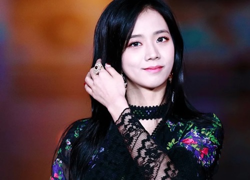 Diện váy áo hàng hiệu, Jisoo (BlackPink) được khen như nữ thần sắc đẹp