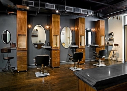 Đối phó với mùa dịch corona, một salon nghĩ ra cách bá đạo để phục vụ khách, cắt tóc bằng gậy, gội đầu bằng bàn chải