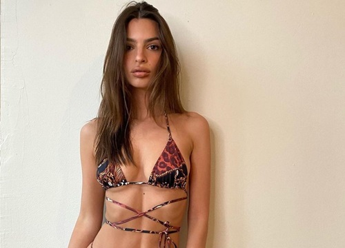 Emily Ratajkowski diện bikini tôn đường cong hút mắt