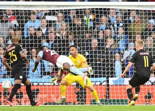 Gary Neville: "Pep đã phồng má lên, ông ấy không tin nổi điều đó"