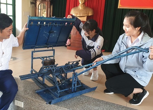 Hai nữ sinh lớp 12 chế tạo máy cấy lúa không động cơ chi phí 2 triệu, đạt năng suất bằng 5 thợ cấy