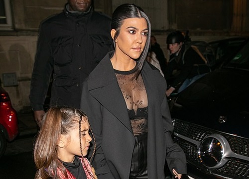 Kourtney Kardashian mặc hở bạo, đưa con gái đi chơi ở Pháp